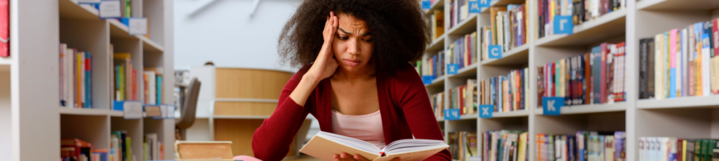 Élève débordée à la bibliothèque